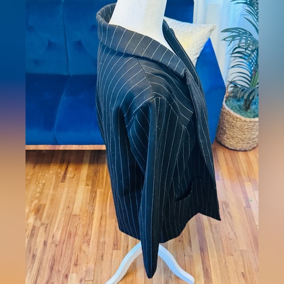 Oversized Boxy DIVIDED Black and White Pinstripe Women’s Blazer - Picture 5 of 8